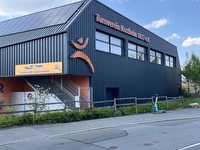 Banner an der Einfahrt 